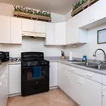 Spacious 2Br Apartment With Full Kitchen & Dining In Beverly Hills
