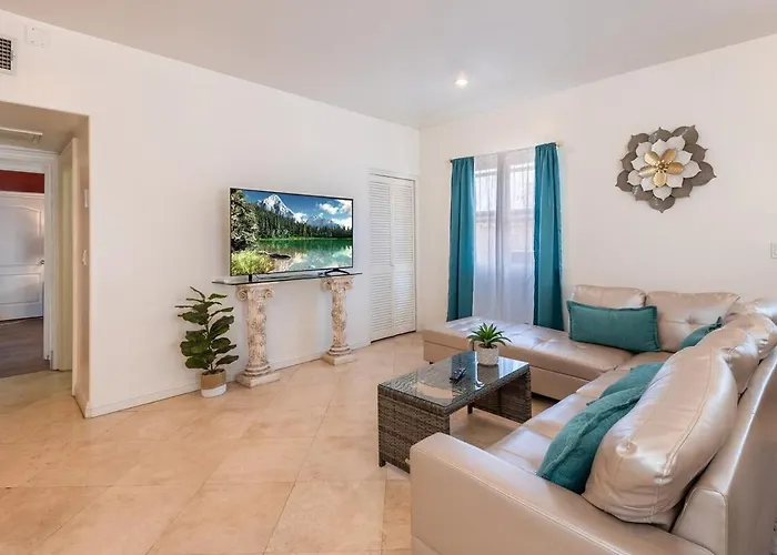 Spacious 2Br Apartment With Full Kitchen & Dining In Beverly Hills