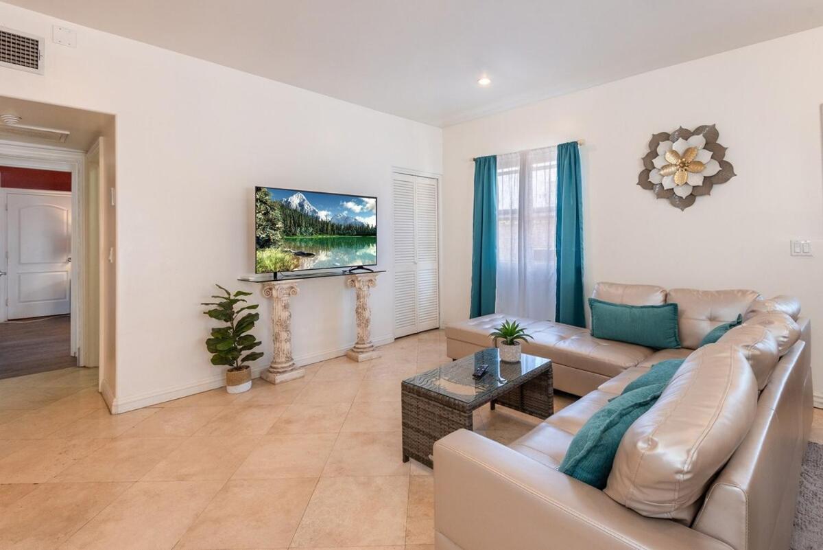 Spacious 2br With Full Kitchen & Dining In Beverly Hills